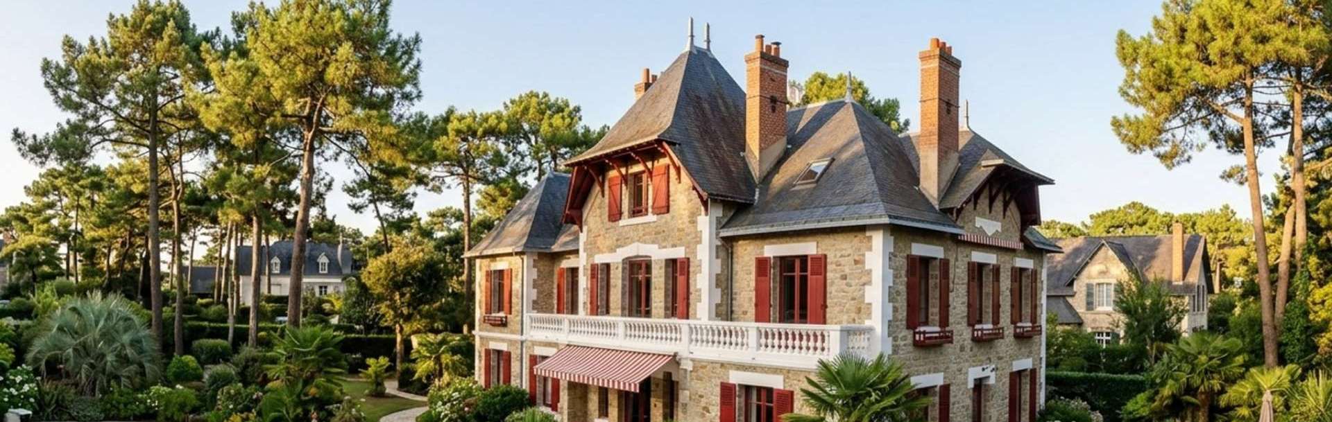 Villa balnéaire en pierre aux volets rouges à La Baule, bien à diagnostiquer avant vente