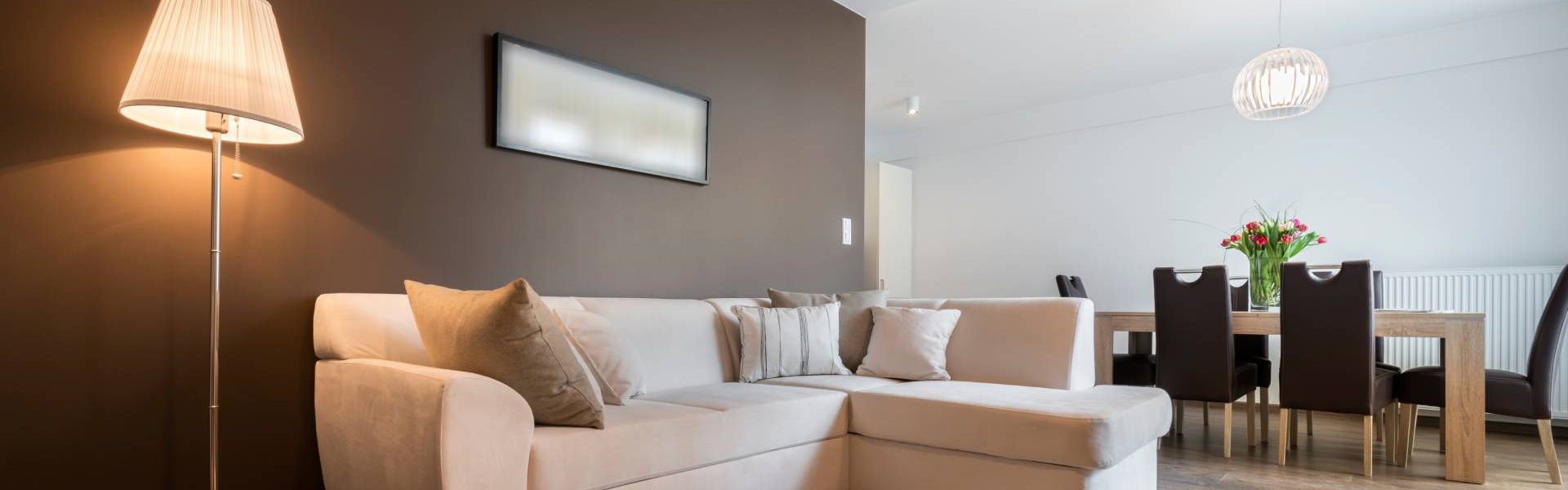 Salon meublé d'un appartement avec canapé et coin repas, logement prêt pour la mise en location