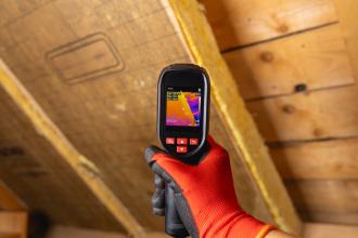 Caméra thermique dirigée vers un plafond isolé en bois, relevé pour le DPE
